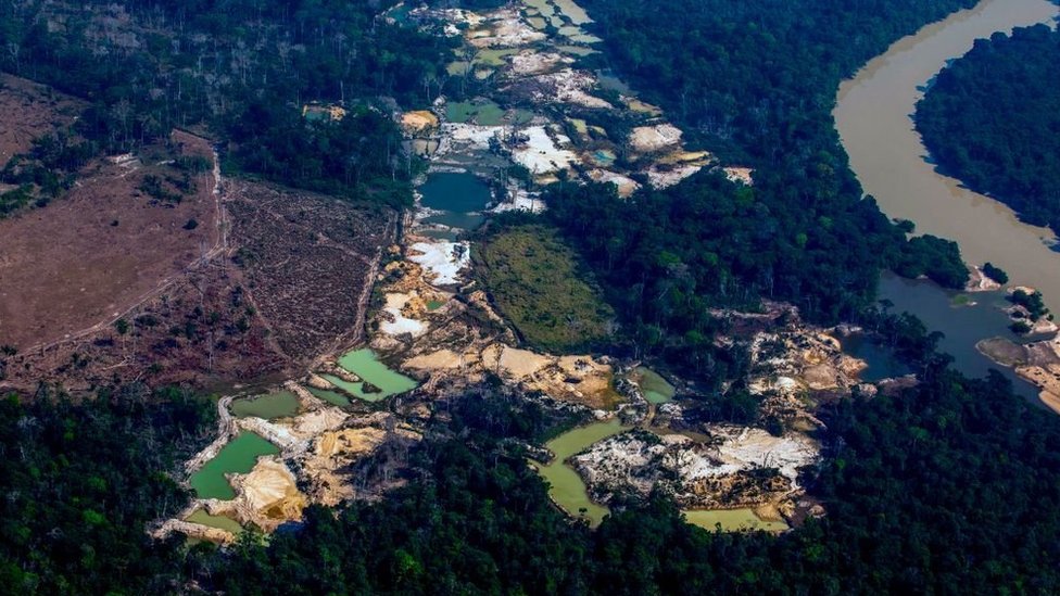 Vista aérea del campamento de minería de oro informal Esperança IV, cerca del territorio indígena Menkragnoti, en Altamira, estado de Pará, Brasil, en la cuenca del Amazonas.