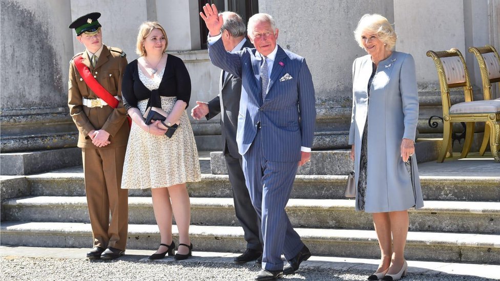 Принц Уэльский и герцогиня Корнуолл посещают вечеринку в саду в графстве Фермана, устроенную секретарем NI Карен Брэдли
