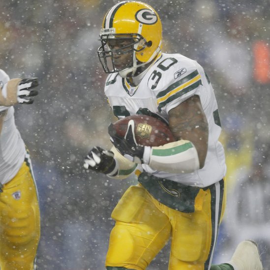 Una imagen característica en el estadio Lambeau Field, donde la nieve suele ser una invitada de honor. Acción de un partido