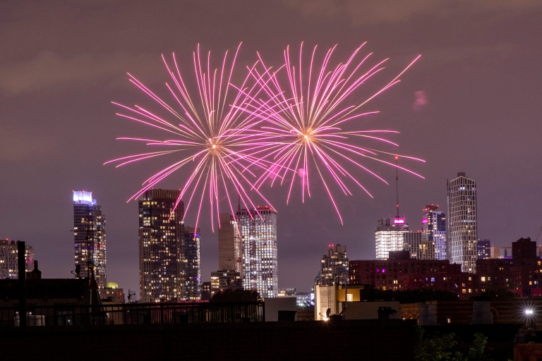 Незаконный фейерверк светит 19 июня над Бруклином, штат Нью-Йорк