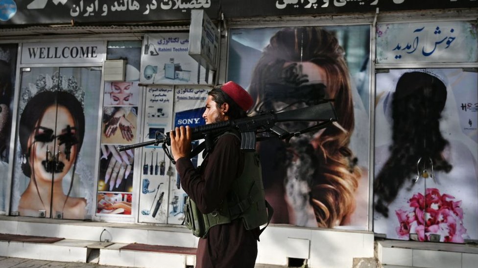 طمست صور النساء على المتاجر في ظل حكم طالبان