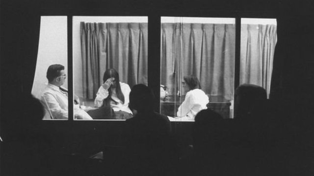 Elisabeth Kübler-Ross 1969'da Chicago'da bir lösemi hastası ile mülakat yaparken izleyiciler de tek yönlü aynanın arkasından izliyor