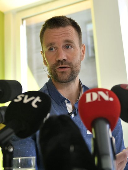 Johan habló en una conferencia de prensa tras su liberación en junio de 2017. Johan en una conferencia de prensa tras su liberación.