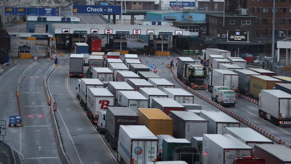 грузовики выстраиваются в очередь в порту Дувра на южном побережье Англии