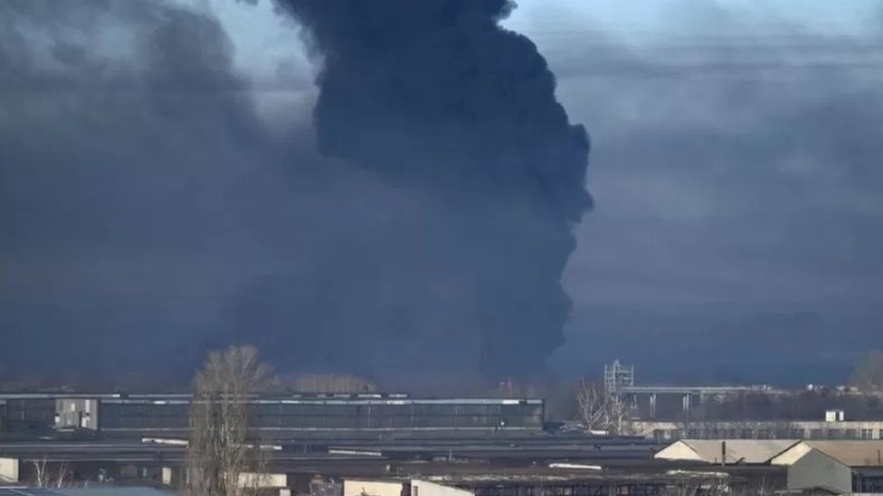 Aeropuerto militar de Chuhuyev cerca de Járkiv en llamas