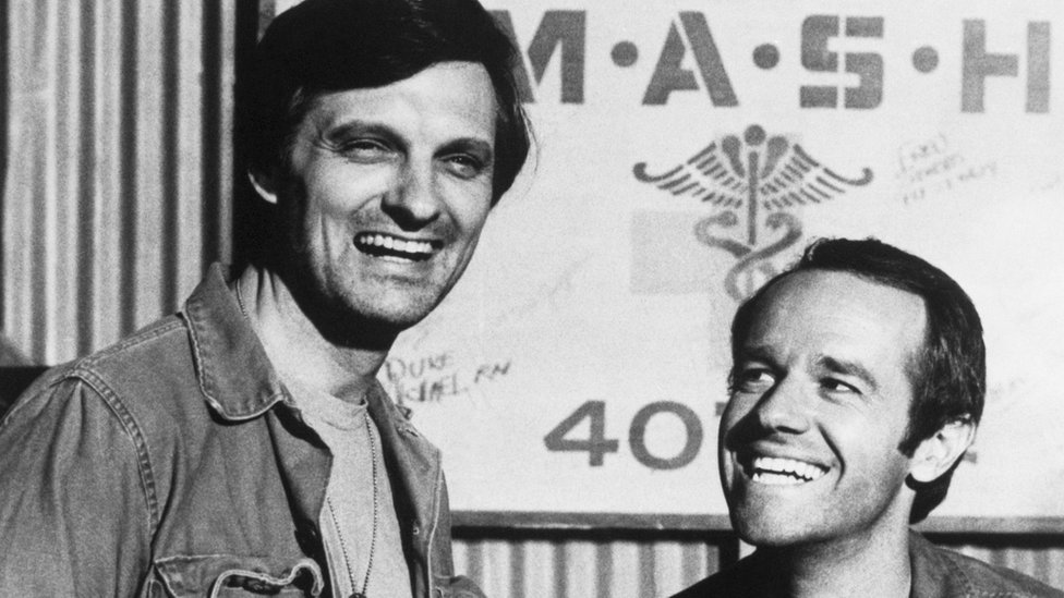 Alan Alda y Mike Farrell en M*A*S*H