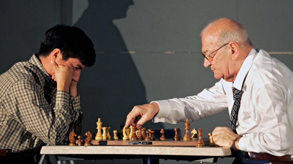 Мастера шахмат мексиканец Жилберто Эрнандес (слева) и россиянин Виктор Корчной играют в Мехико, 2006 год