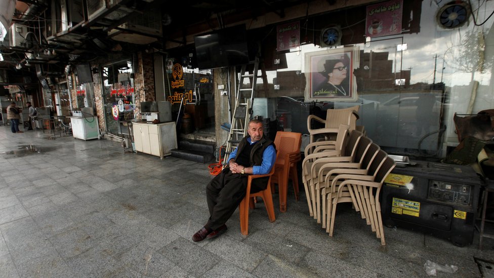 Курд сидит возле закрытого кафе в Эрбиле (2 марта 2020 г.)