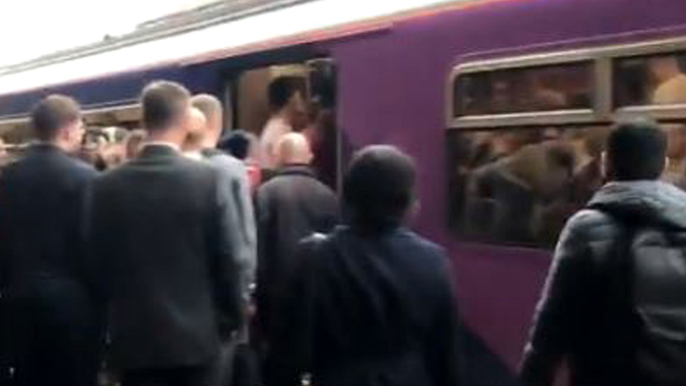 Пассажиры на вокзале Болтона пытаются сесть в переполненный поезд Северной железной дороги