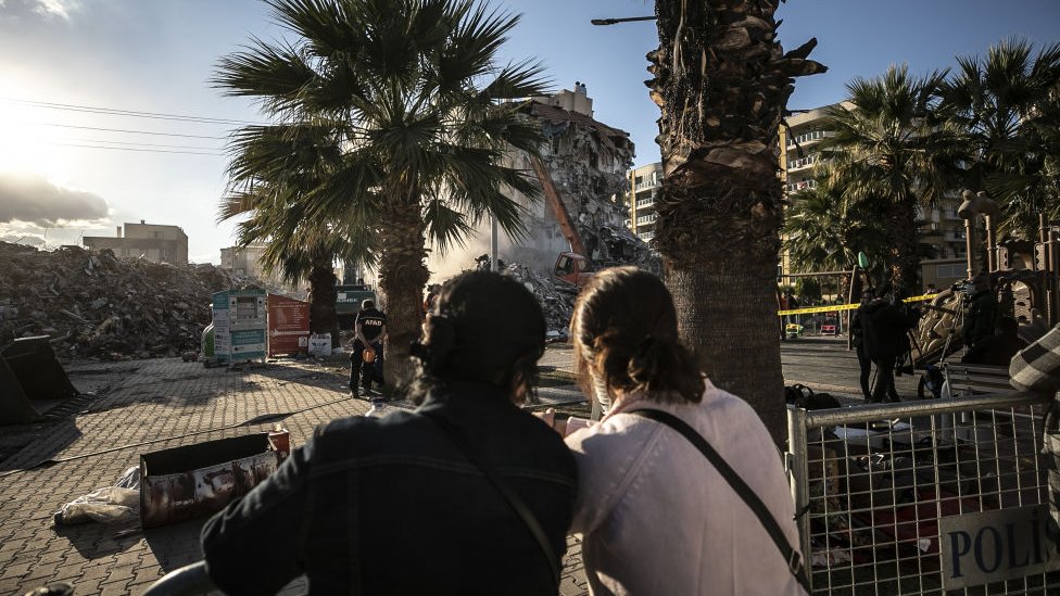 İzmir'de yıkım çalışmalarını izleyenler