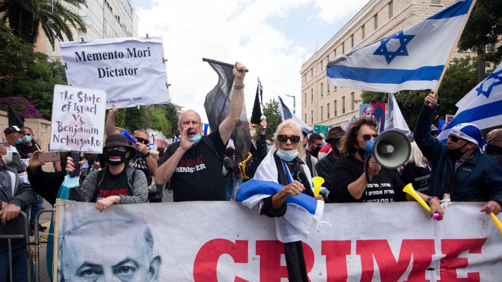 متظاهرون ضد رئيس الوزراء الإسرائيلي بنيامين نتنياهو