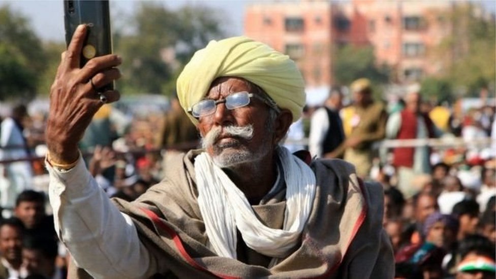 ਸੈਲਫੀ਼ ਲੈਂਦਾ ਬਜ਼ੁਰਗ