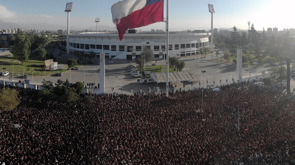 Vista aérea del Estadio Nacional de Chile con miles de mujeres al frente