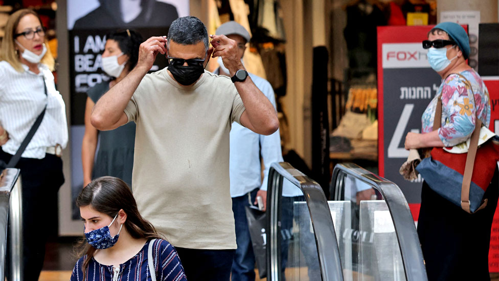 Israelis wear protectives against Covid at a shopping mall in Jerusalem on June 25 2021