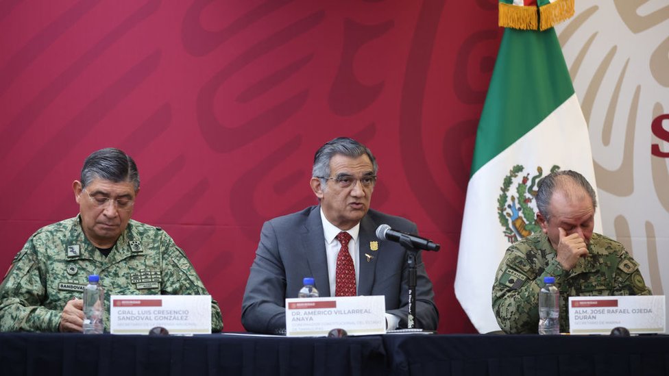 El gobernador Villarreal (centro) en rueda de prensa
