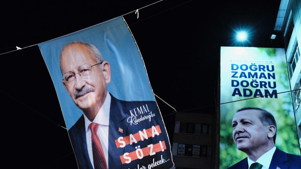 يظهر على اليمين الرئيس التركي رجب طيب أردوغان وعلى اليسار المرشح الأقوى كمال كليجدار أوغلو