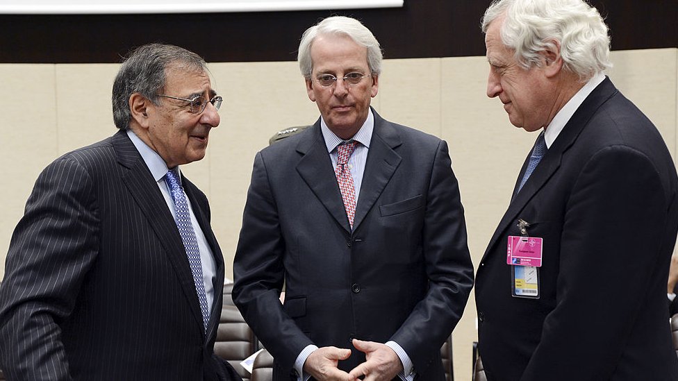 El antiguo secretario de Defensa de EE.UU., Leon Panetta, junto Ivo Daalder (en el centro), y el exsecretario general del Servicio Exterior de la Unión Europea, Pierre Vimont (derecha), en febrero de 2013.