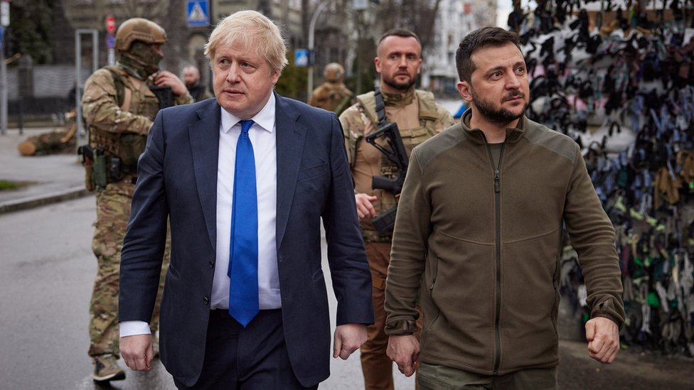 Ukraine: Johnson pledges aid to Zelensky in Kyiv meeting - BBC News