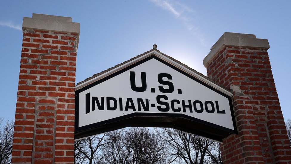 Entrada a una antigua escuela para indígenas estadounidenses en Génova, Nebraska, fotografiada en noviembre de 2021