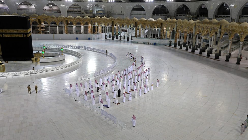На этой файловой фотографии, сделанной 27 апреля 2020 года, прихожане совершают молитву Иша, соблюдая дистанцию ??между собой рядом с Каабой в Большой мечети Мекки