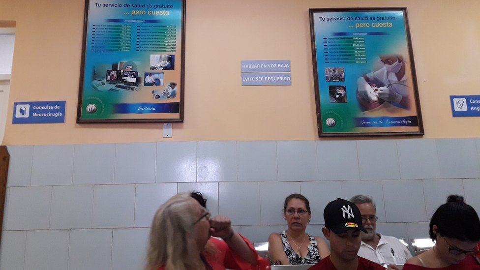 La campaña del gobierno cubano tiene como eslogan. "Tu servicio de salud es gratuito... pero cuesta". Sala de espera en el Calixto García