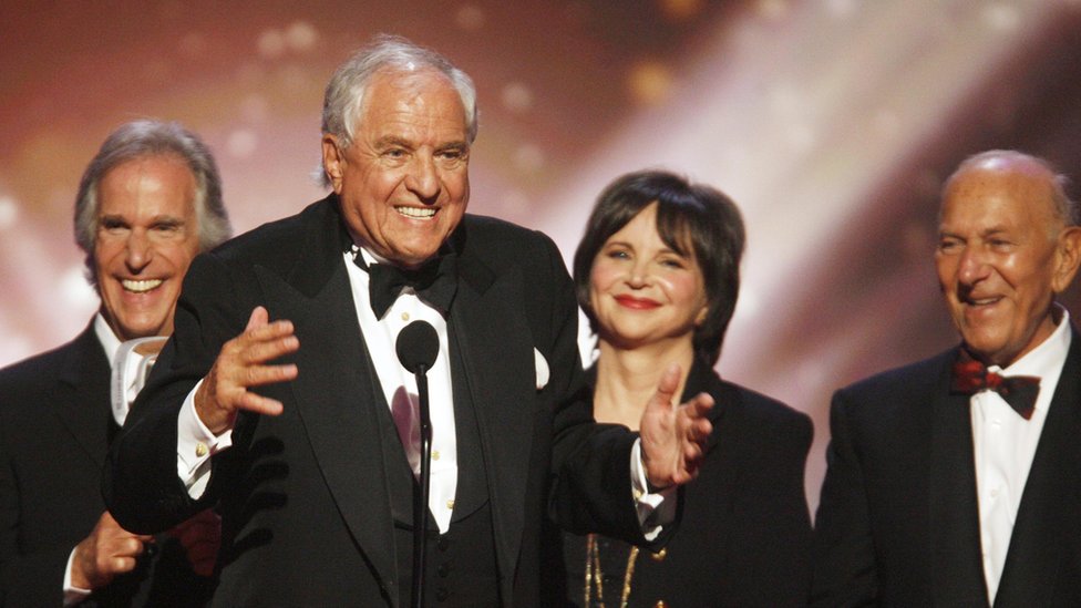 Гарри Маршалл (второй слева) получает награду в июне 2008 года, когда Генри Винклер, Синди Уильямс и Джек Клагман смотрят на