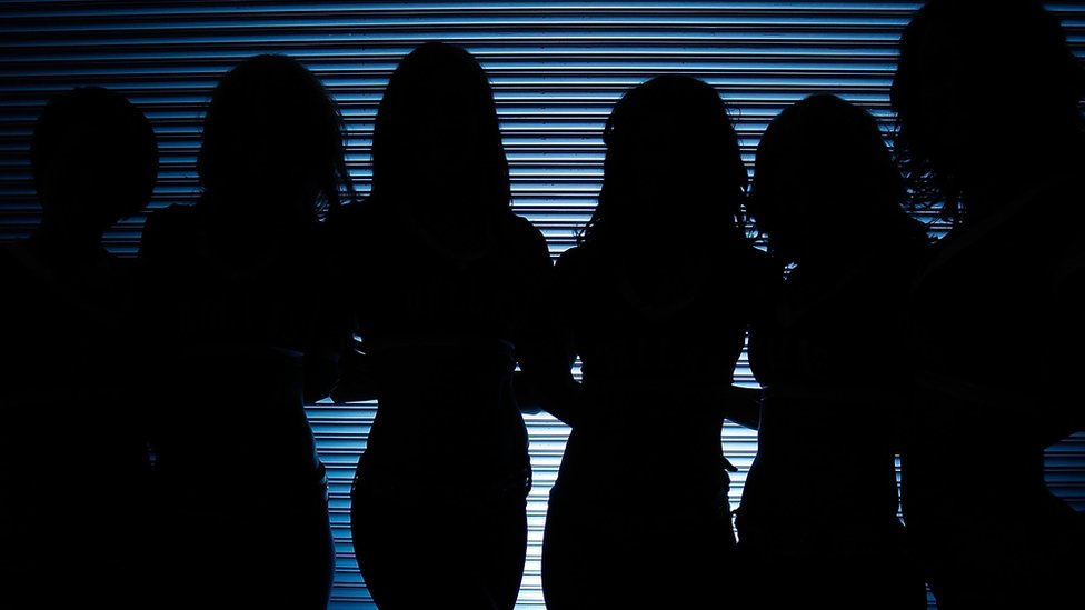 Muchas mujeres ni siquiera comparten con sus familias que se someterán a una operación. Siluetas de mujeres