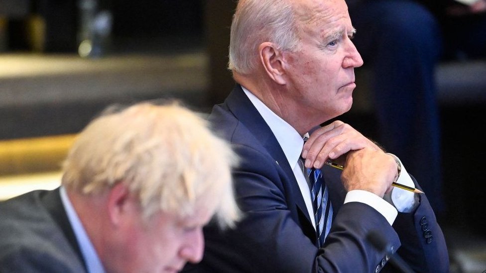 Presidente Biden y Boris Johnson sentados lado a lado