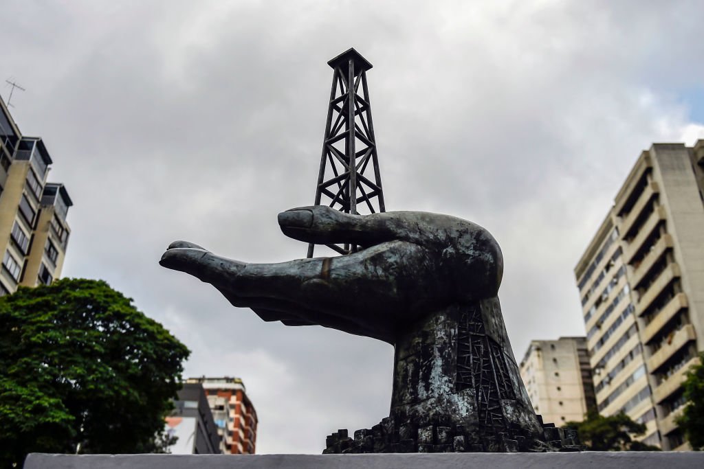 Monumento dedicado a los trabajadores del petróleo en Caracas, Venezuela.