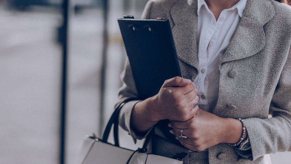 Las búsquedas de empleo aumentan significativamente en enero. Mujer con carpeta en la mano