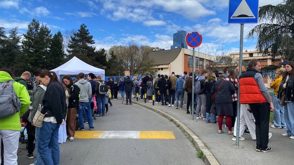 Ogromne gužve ispred biračkoj mesta u Ruskoj školi