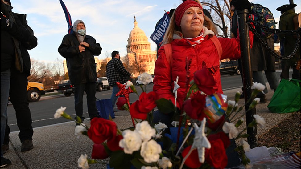Женщина плачет у импровизированного мемориала Бэббиту в Вашингтоне, где она умерла