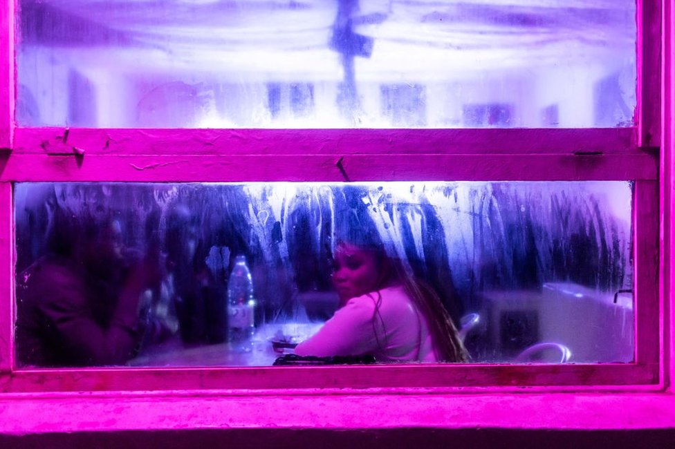 امرأة في حانة تنظر إلى شاطء "فيرلاج" في دكار في السينغال مساء السبت.
