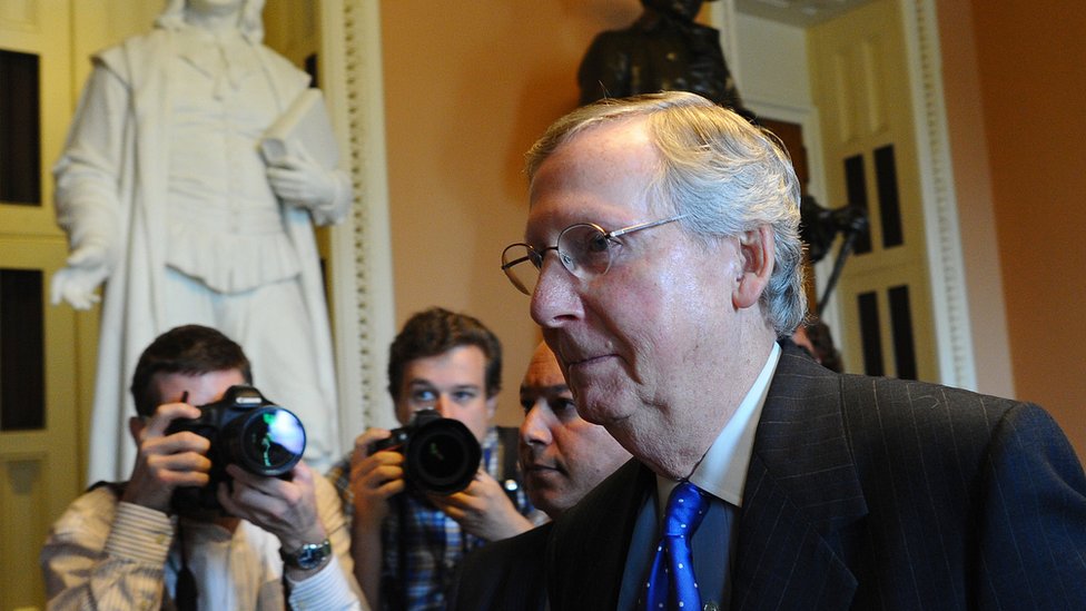 Ahora todas las miradas están en Mitch McConnell, líder de la mayoría republicana en el Senado. Ahora todas las miradas están en Mitch McConnell, líder de la mayoría republicana en el Senado.