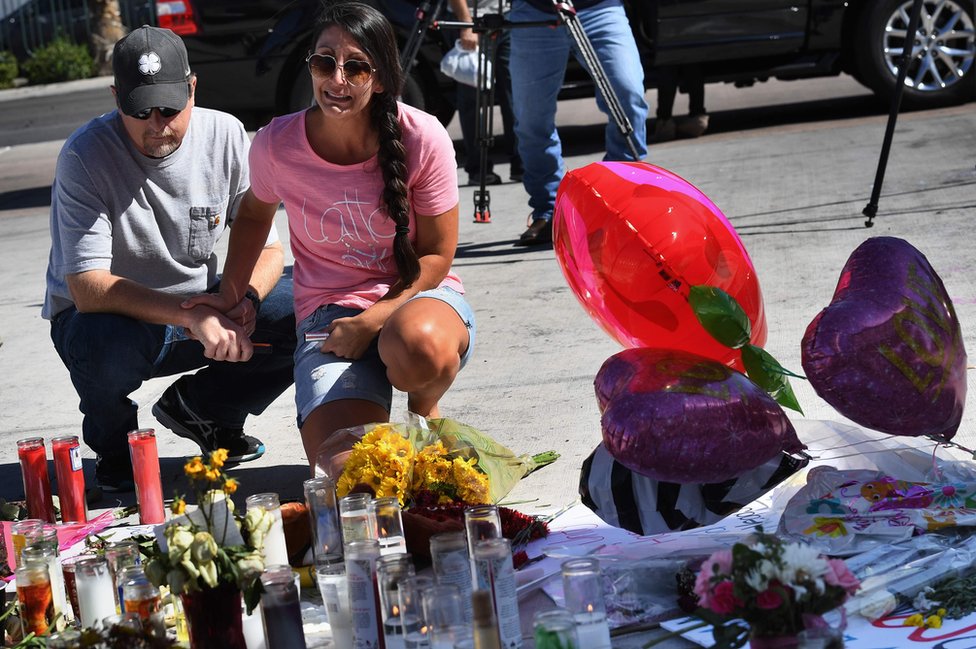 Dos días después, en Las Vegas todavía no saben por qué sucedió el ataque del fin de semana. Personas realizan homenajes a las víctimas de la masacre