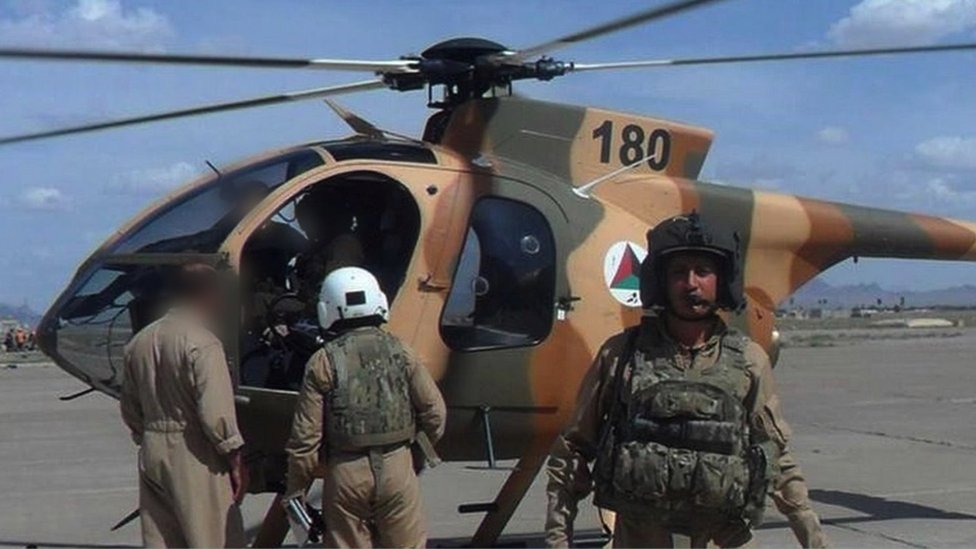 مومند نے افغان ائیر فورس میں کئی ہیلی کاپٹر اڑائے تھے