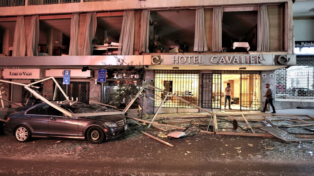 prozori na hotelu popucali