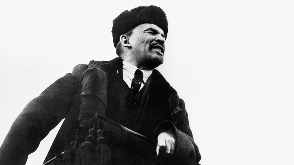 Foto en blanco y negro de Lenin dando un discurso en 1918.