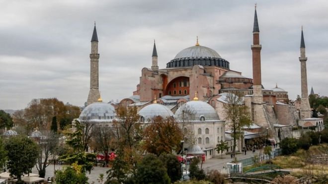 تحولت كاتدرائية "آيا صوفيا" إلى مسجد في عهد العثمانيين ثم إلى متحف في عهد مصطفى كمال أتاتورك
