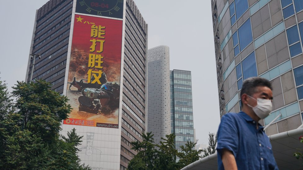 北京某大樓外牆大屏幕上在展示慶祝中國解放軍「八一」建軍節廣告（4/8/2022）
