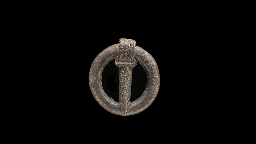 Средневековая серебряная брошь, найденная в Лланфюнидде, Флинтшир