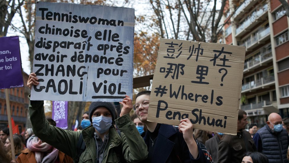 法國圖盧茲一場反暴力對待女性遊行上兩名參加者舉起「彭帥在哪裏」標語牌（21/11/2021）