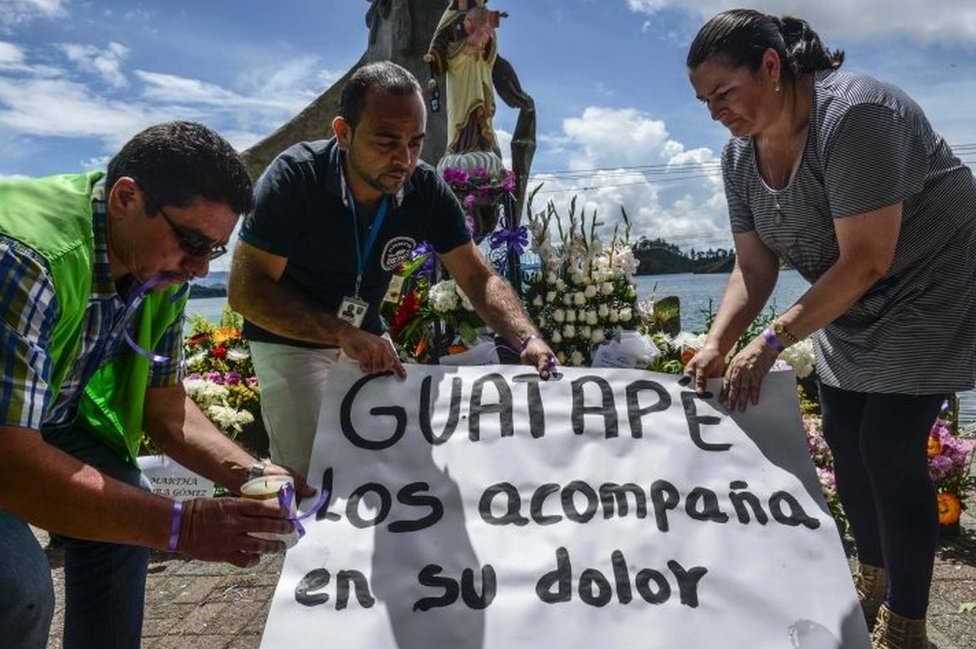 El número de desaparecidos fue reducido a dos. Cartel en solidaridad con las víctimas