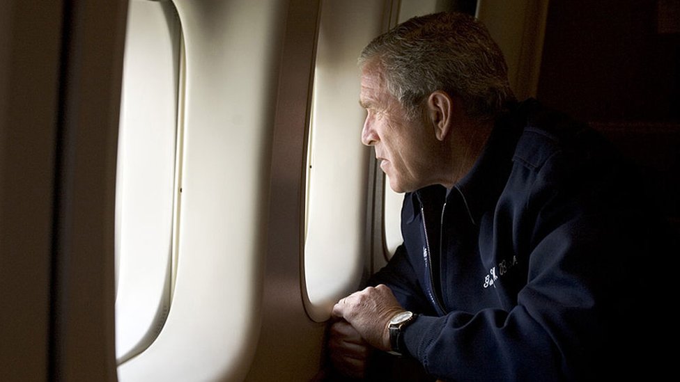 La imagen de Bush mirando desde el aire los daños de Katrina sobre New Orleans dañó severamente su imagen. George W. Bush
