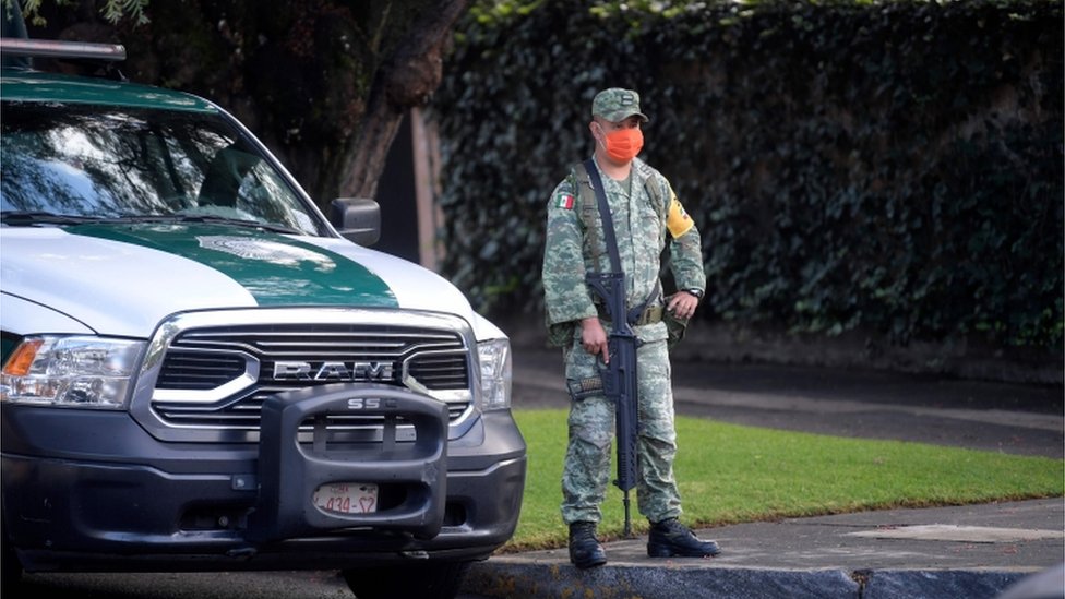 Солдат стоит на страже после того, как министр общественной безопасности Мехико Омар Гарсия Харфух был ранен в результате нападения в Мехико 26 июня 2020 г.