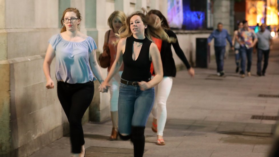 Peatones salen corriendo del Puente de Londres Peatones salen corriendo del Puente de Londres