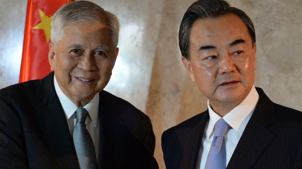 2015年中國外交部長王毅與時任菲外長羅薩里奧在菲律賓外交部大廳前合影。