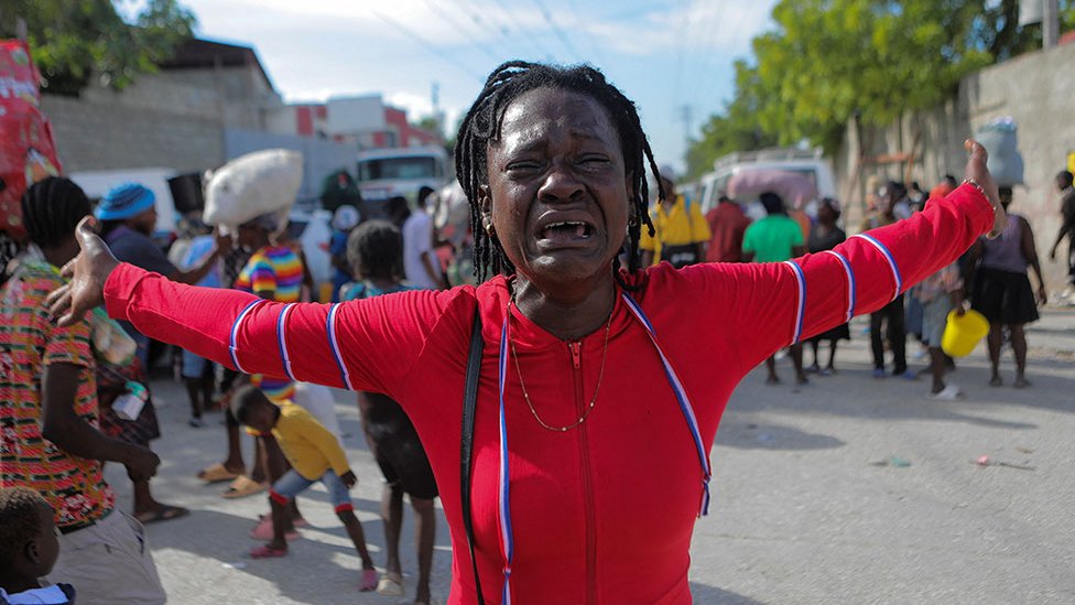 Una mujer llora mientras otras personas huyen de la Puerto Príncipe por la violencia, el hecho fue captado el 19 de noviembre de 2022.