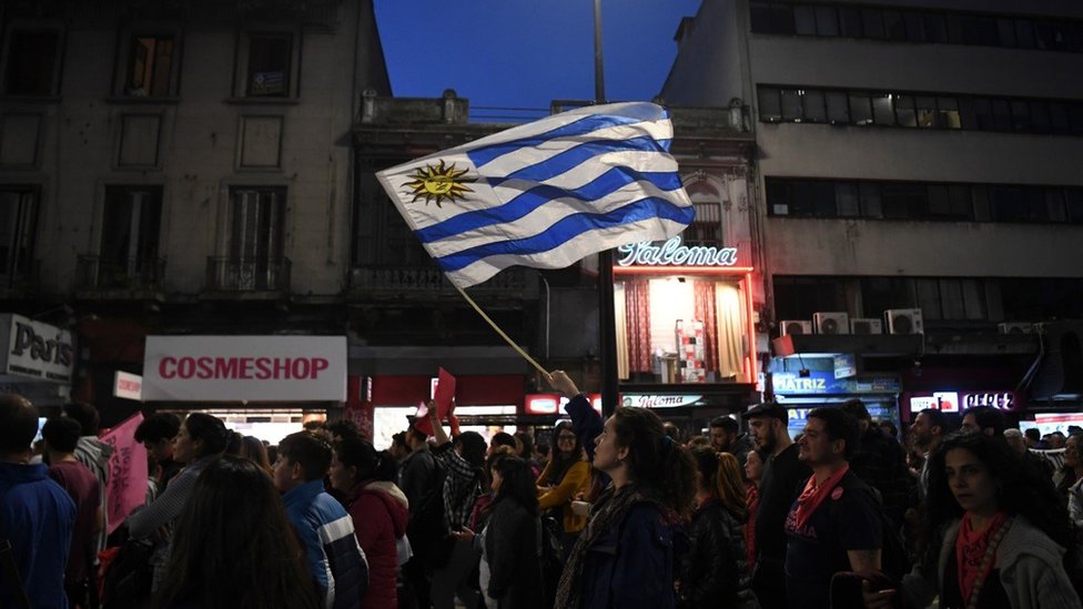 Bandera de Uruguay en manifestación callejera.