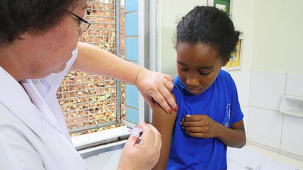 enfermeira vacinando garota